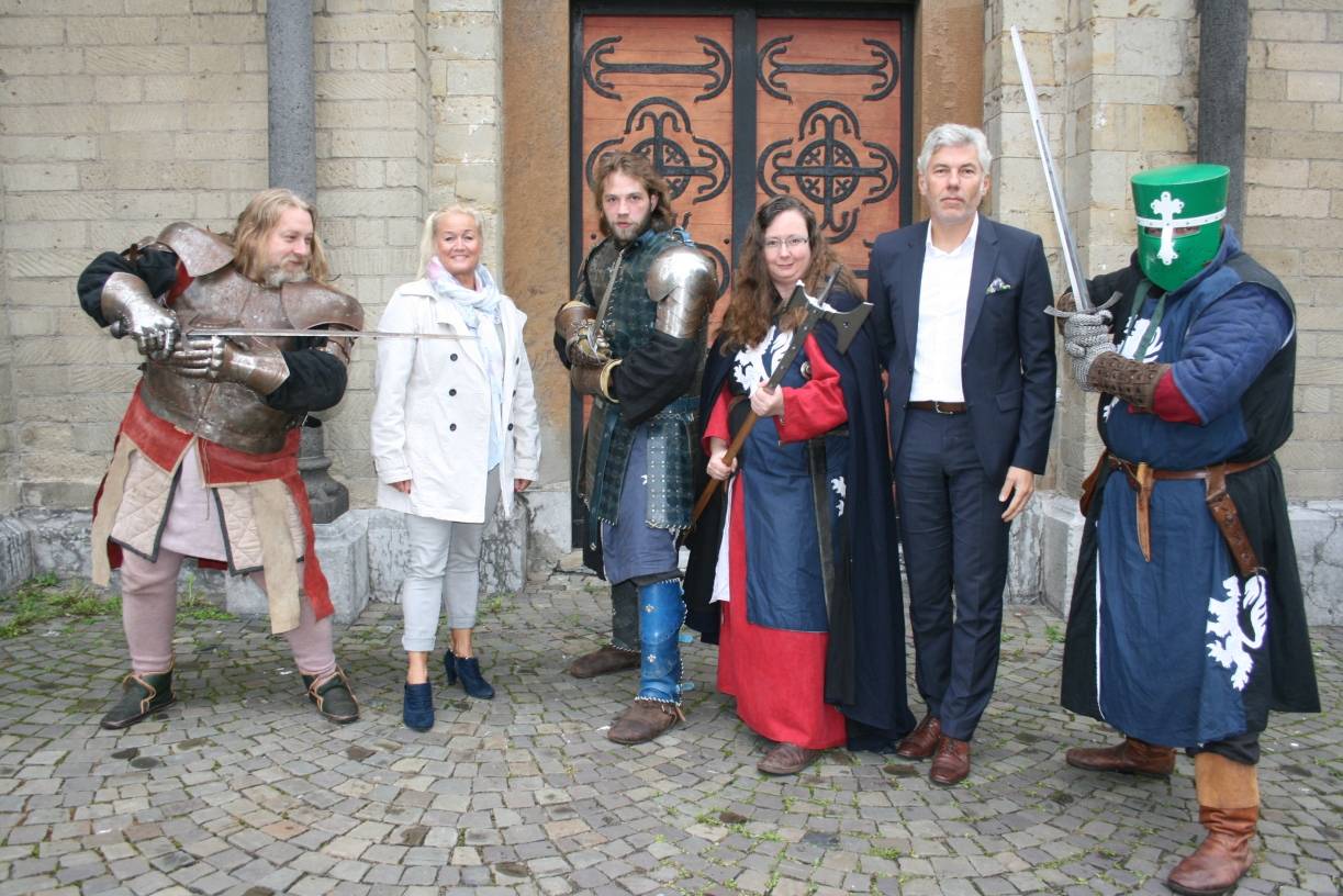  Marion Buschmann, Abteilungsleiterin Schule, Kultur, Sport mit Thomas Mehrer von der Rhenag sowie Mitgliedern des Mittelaltervereins "Leones Pugnae". 