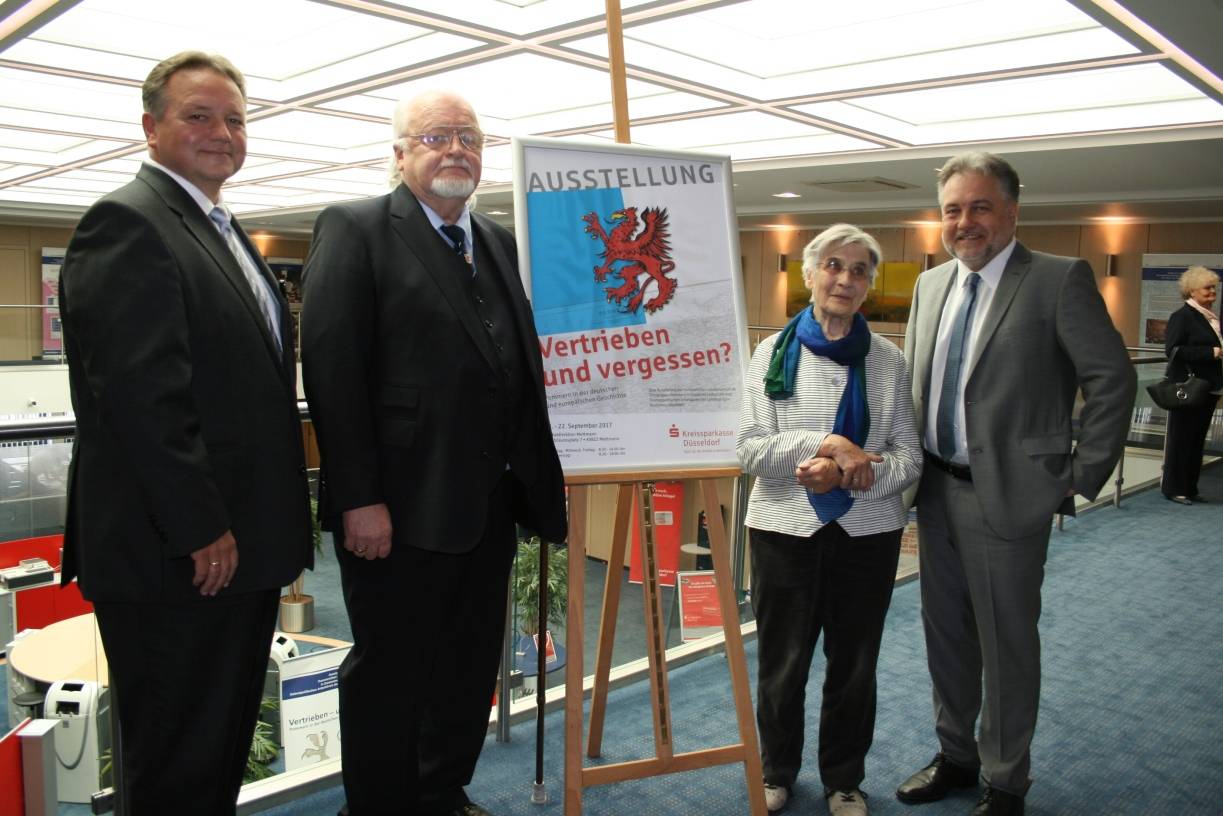  Erna Wruck, die Initiatorin der Ausstellung (2.v.re.), Thomas Döring von der Kreissparkasse (li.), Bürgermeister Thomas Dinkelmann (re.), Adalbert Raasch, Bundesvorsitzender der Pommerschen Landsmannschaft (2.v.li.) eröffneten am Montag die Ausstellung. 