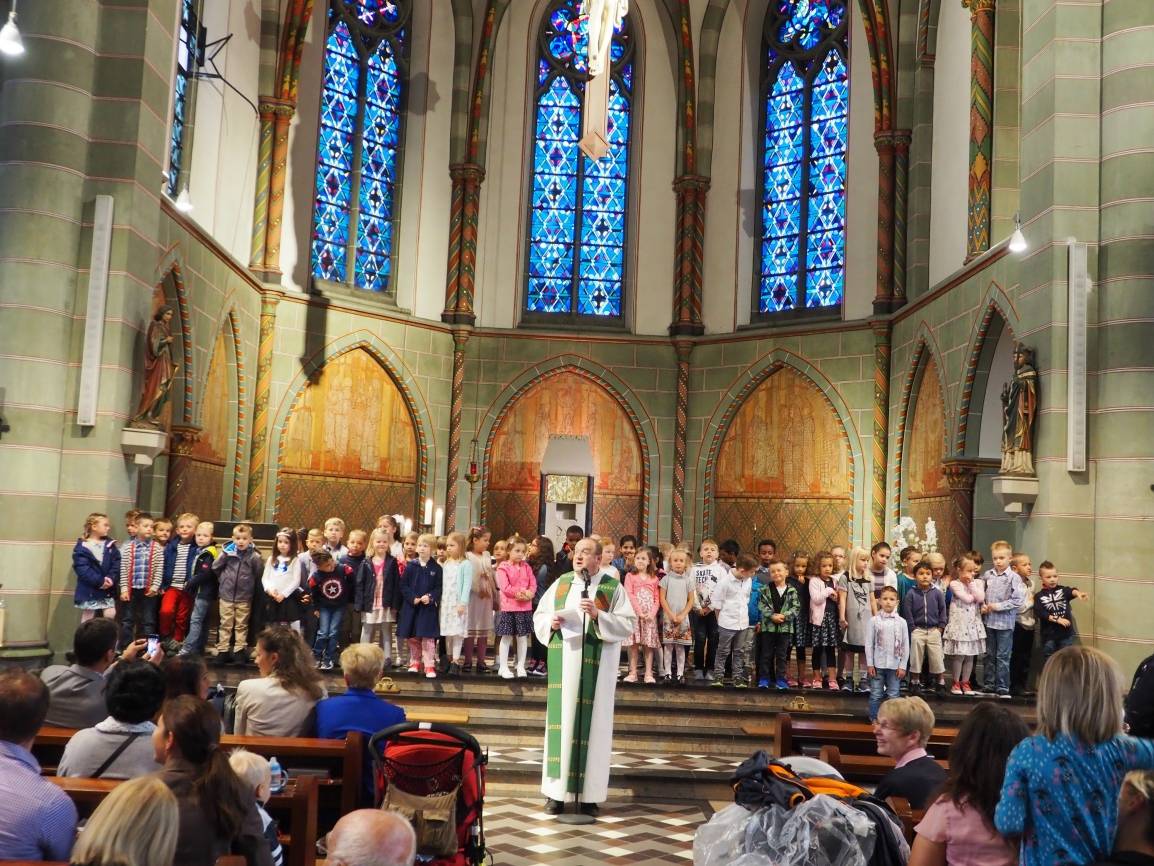 Einschulungsgottesdienst mit Pfarrer Ullmann. 