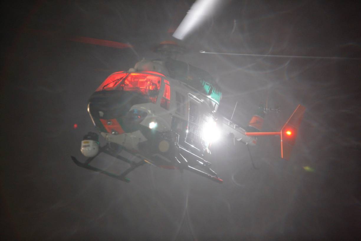  Symbolbild: Hubschrauber im nächtlichen Einsatz. 