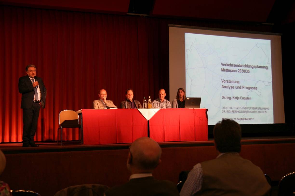  Bürgermeister Thomas Dinkelmann begrüßt die rund 50 Besucher der Bürgerinformationsveranstaltung in der Neandertalhalle. 