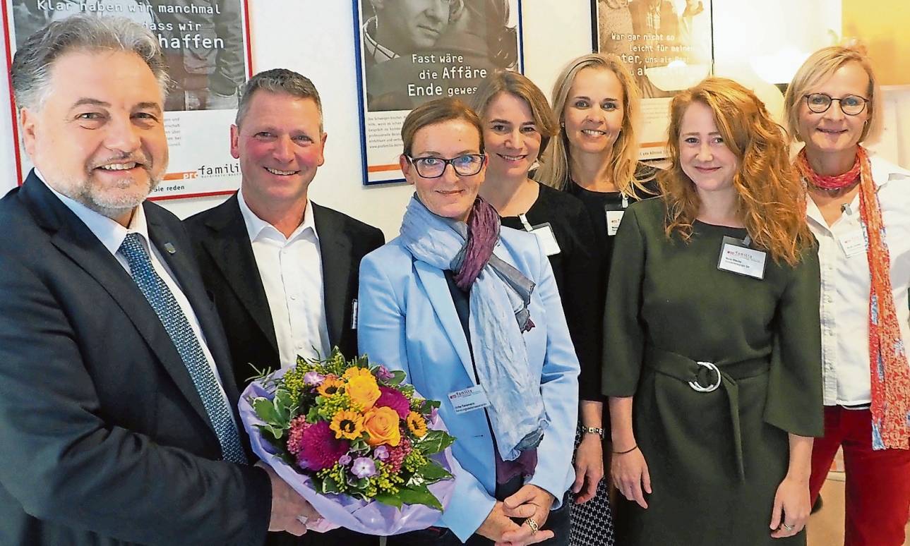  Auch Bürgermeister Thomas Dinkelmann gratulierte Andreas Müller (Leiter der Beratungsstelle) und seinen fünf Mitarbeiterinnen zum Jubiläum. 