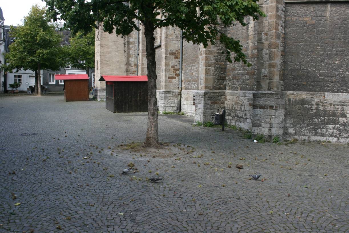  Wo ist die Bank? Seit dem Weinsommer ist sie nicht mehr da und den Gästen des Marktplatzes fehlt eine beliebte Sitzgelegenheit. 