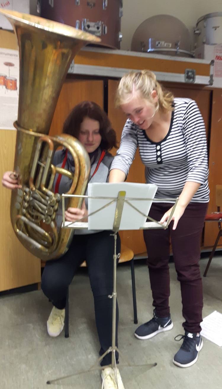  Das Foto zeigt Lehrerin Jennifer Heilig mit der Schülerin Svenja Corinth an der Tuba. 