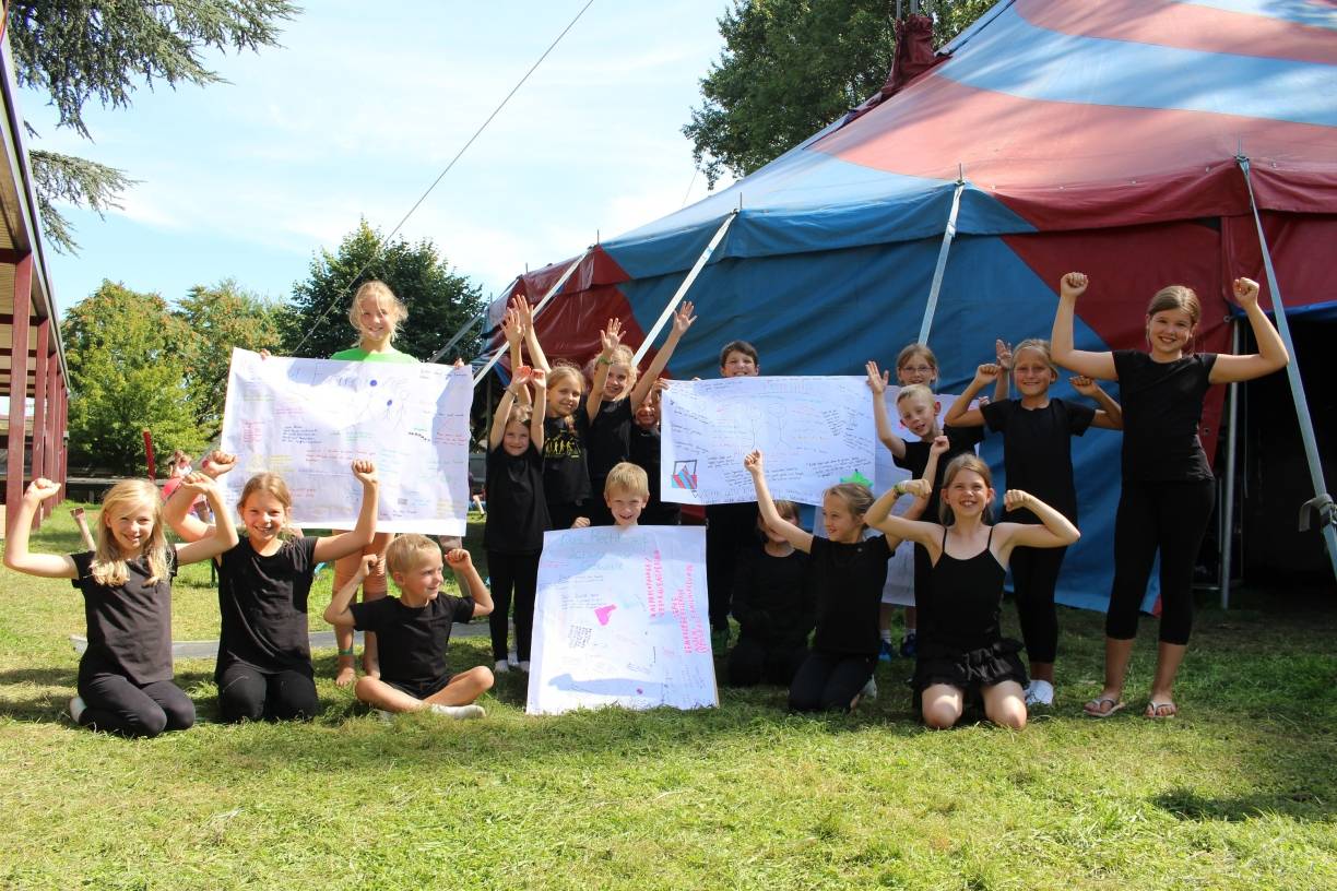  Auf großen Schautafeln präsentieren die Zirkuskinder ihre Gedanken zum Thema Kinderrechte. 