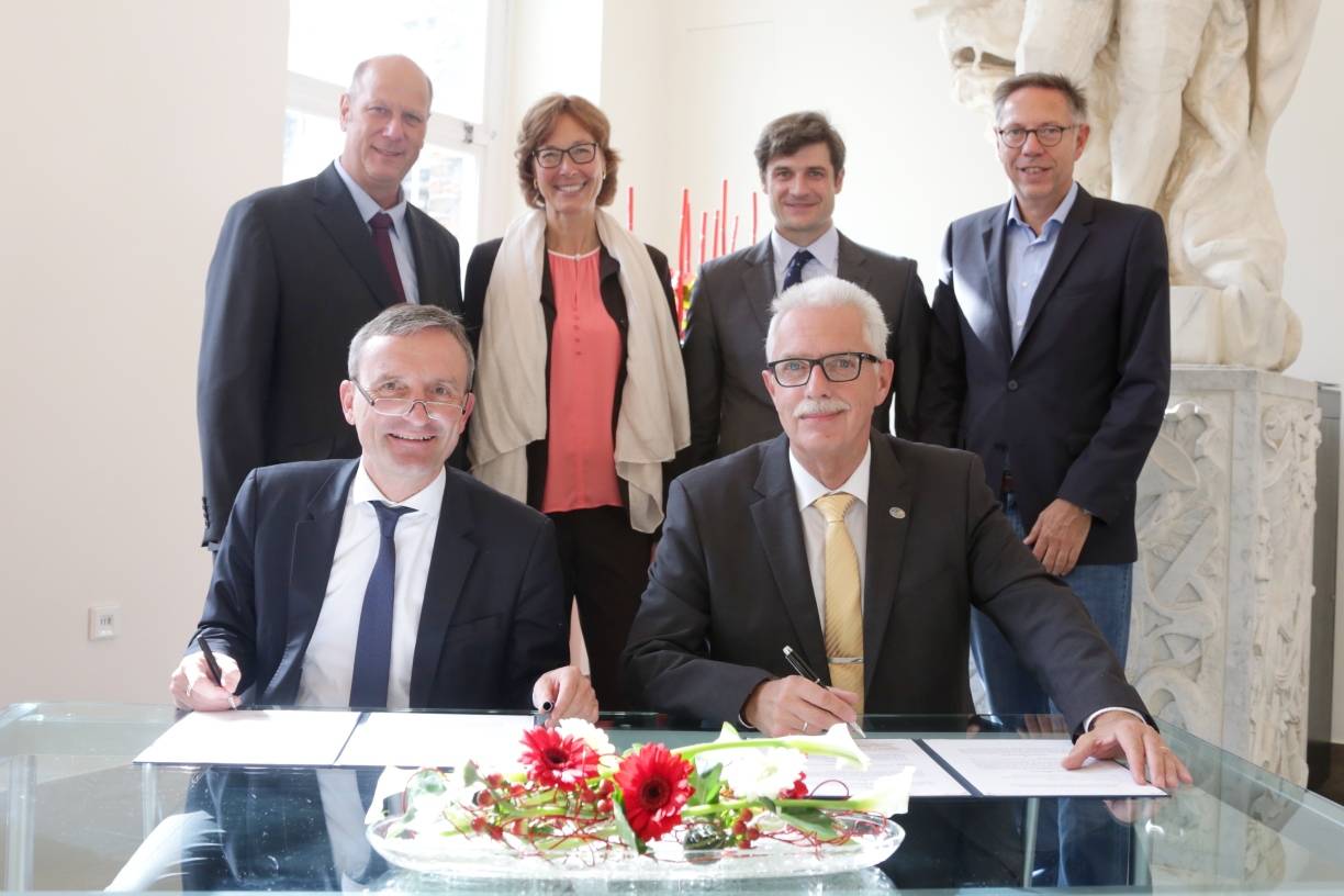  Mettmanns Landrat Hendele. 2. Reihe: Dirk Haase (Wirtschaftsförderung Mettmann), Birgit Jommersbach (Regionalagentur), Düsseldorfs Beigeordneter Christian Zaum, Ferdinand Nett. 