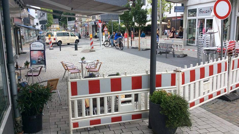 An der Freiheitstraße kam vor dem Café Beccofino das Pflaster...