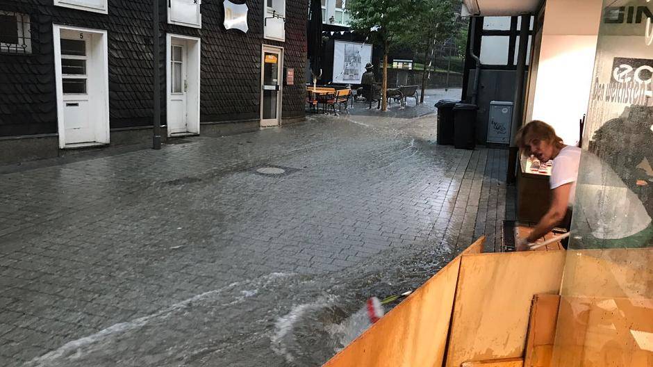 Die Mitarbeiter des Schuhhauses versuchten, das Wasser mit provisorischen Hilfsmitteln...