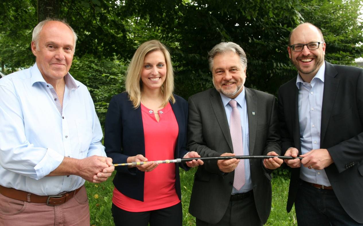  Helmut Gienau, Vorsitzender des Bürgervereins Ob- und Niederschwarzbach, Verena Gummich, Pressesprecherin NetCologne, Bürgermeister Thomas Dinkelmann und Marc Ratajczak, ehemaliger Landtagsabgeordneter. 