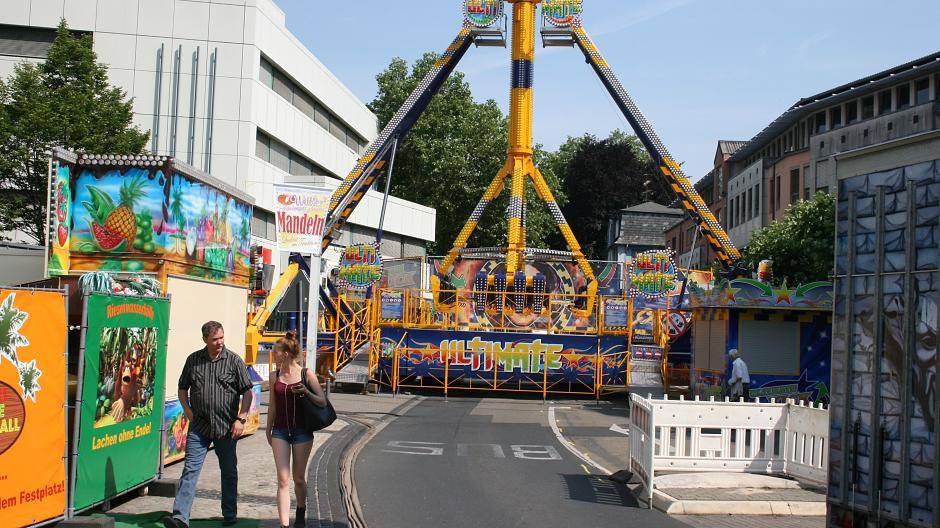 Die Johanniskirmes wird aufgebaut