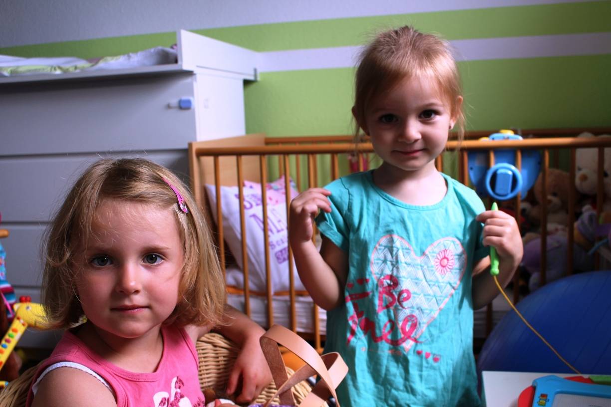  Emma und Mila (beide drei Jahre alt) wissen zum Glück noch nicht, wie teuer das Leben sein kann. 