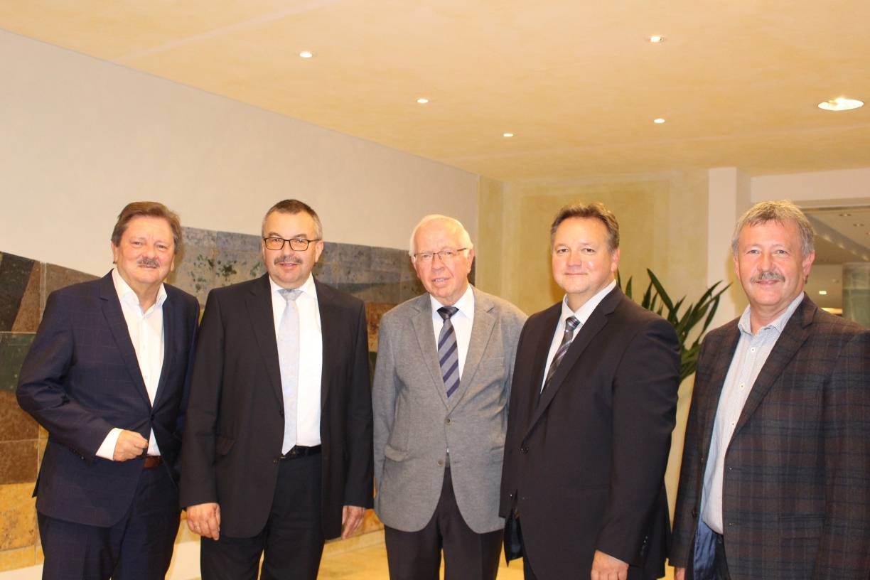  EVK-Geschäftsführer Benrd Huckels, Rechnungsprüfer Meinhard Otto, Vorsitzender Robert Wirtz, Schatzmeister Thomas Döring und Beisitzer Pfarrer Bertold Stark. 