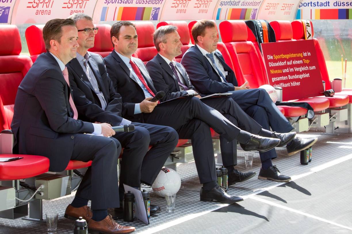  Gemeinsam informierten Oberbürgermeister Thomas Geisel, Stadtdirektor Burkhard Hintzsche, Frank Schrader (Geschäftsführer Düsseldorf Marketing und Düsseldorf Tourismus), Robert Schäfer (Vorstandsvorsitzender Fortuna Düsseldorf) und DCSE-Geschäftsführer Martin Ammermann heute bei einer Pressekonferenz über Details der Bewerbung. 