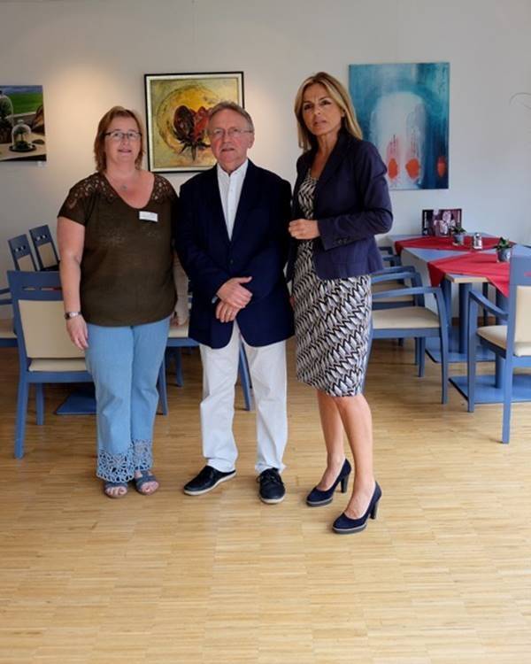  Beate van Tintelen, Einrichtungsleiterin Carpe Diem, Peter Püschel, Vorsitzender Kunstverein, und Michaela Noll. 