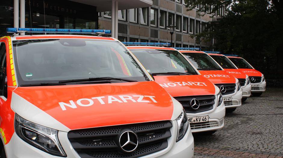 Landrat übergibt Mercedes-Transporter an fünf Standorte