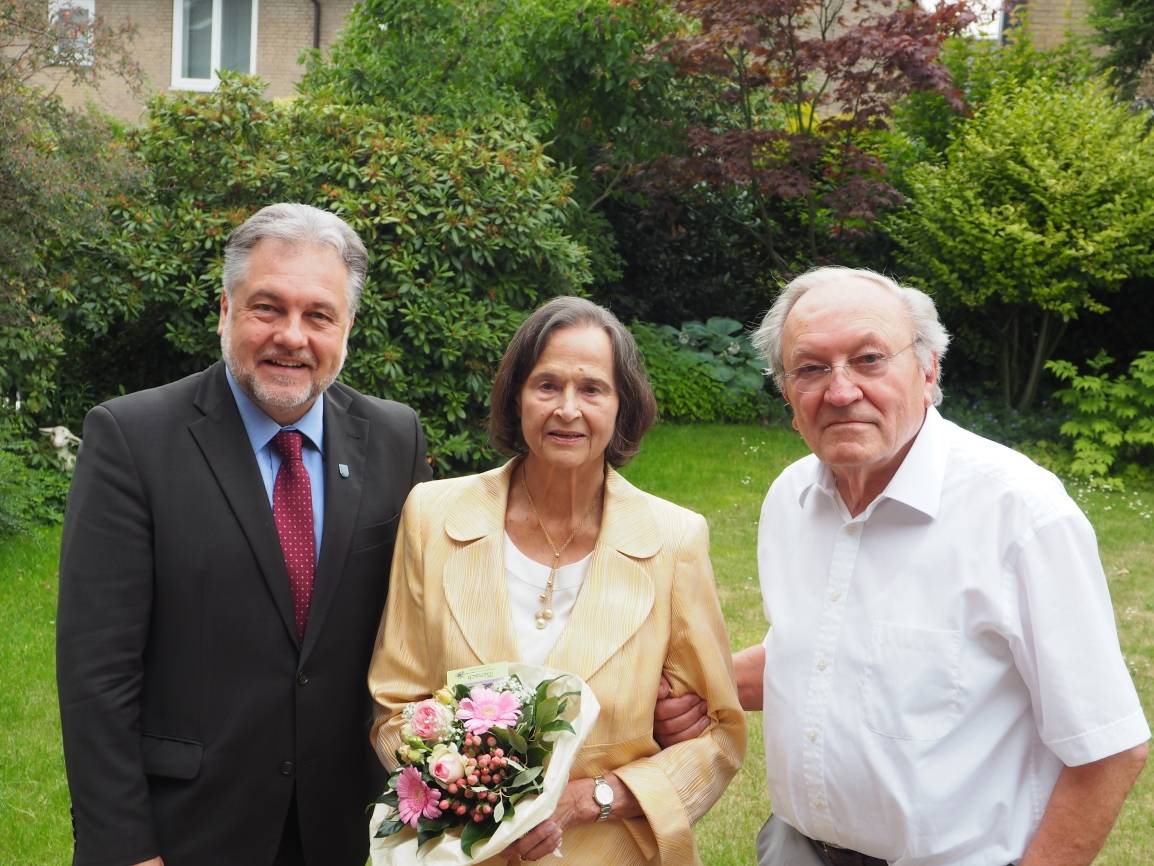  Bürgermeister Thomas Dinkelmann gratuliert Ingeborg und Horst Wilhelm zur Diamantenen Hochzeit. 