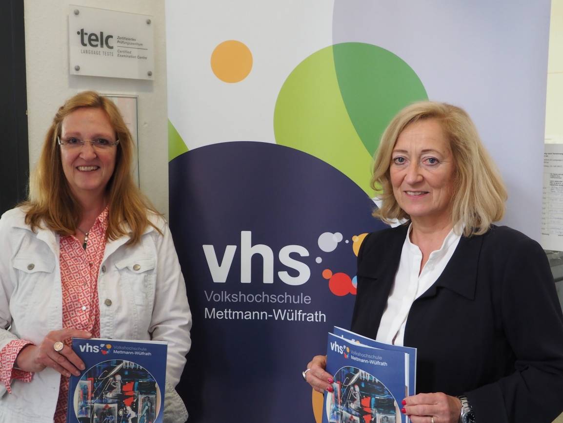  Dr. Doris Wauschkuhn und Barbara Lorenz-Allendorf werben für das neue Programm der Volkshochschule Mettmann-Wülfrath. 