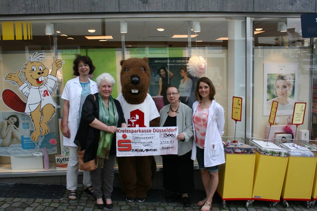 Biber-Apotheke spendet für die Mettmanner Tafel