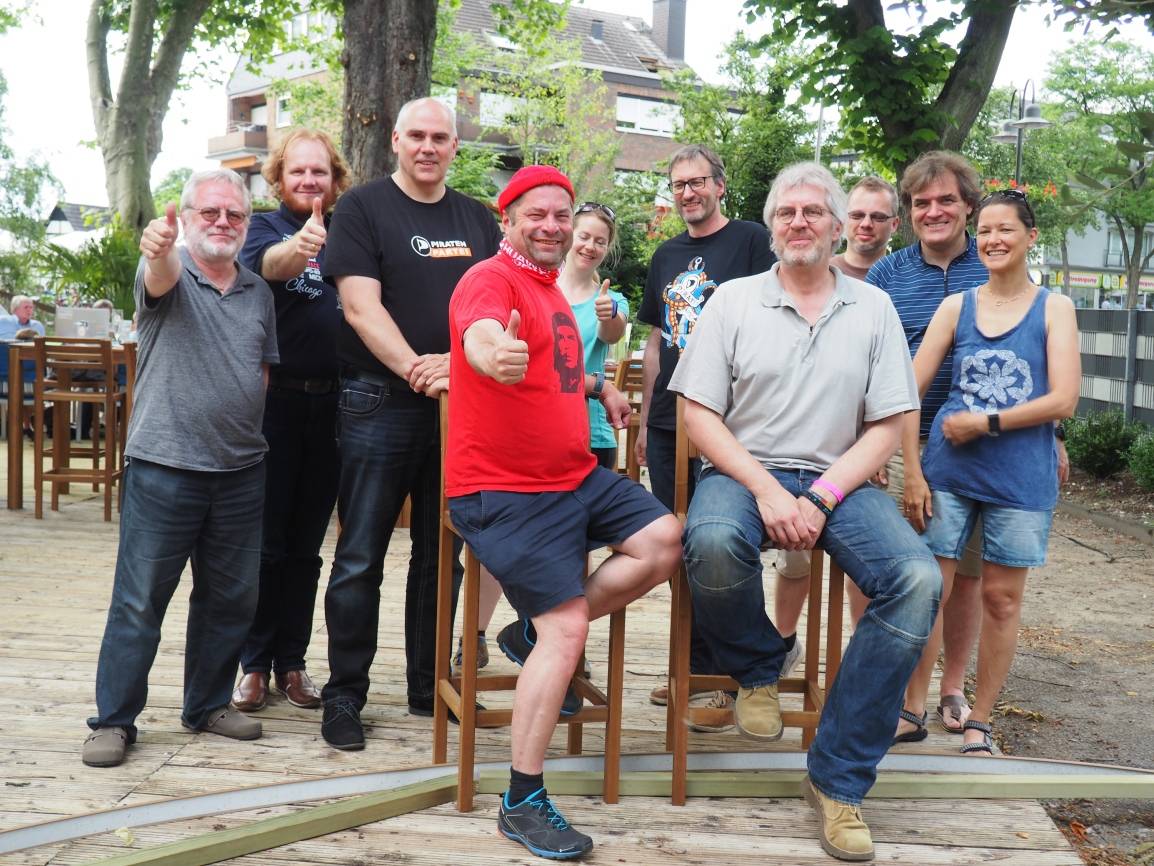  Bei sommerlich heißen Temperaturen haben die Piraten ihre Direktkandidaten Manfred Götz (v.r.) und Frank Herrmann (v.l.) gewählt. 