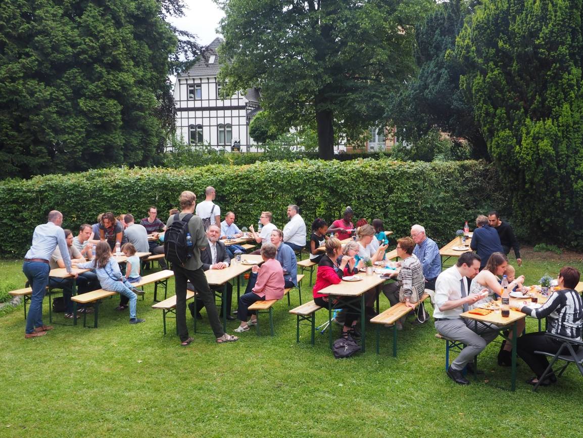  Grillfest nach dem Gottesdienst. Drinnen wie draußen saßen Gemeindemitglieder und in die Gemeinde aufgenommene Flüchtlinge gemeinsam beim Essen. 