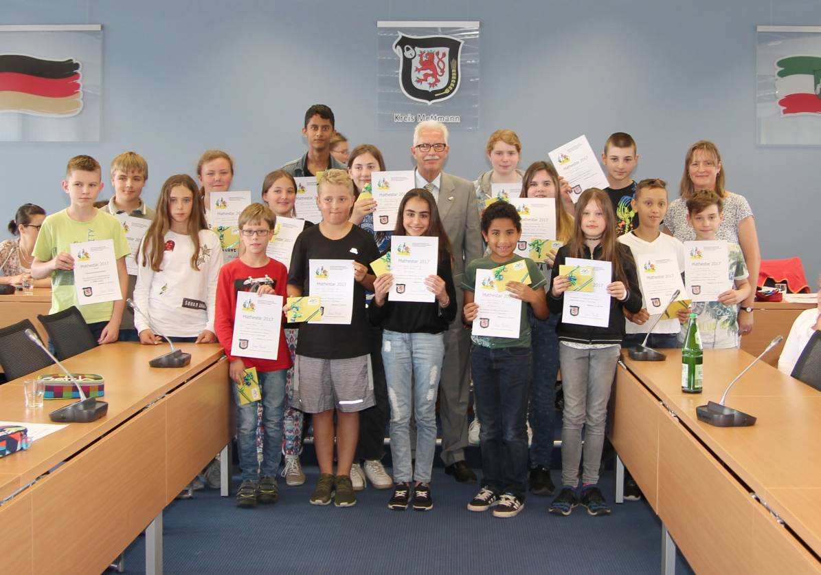  Die „Mathestars 2017“ der Realschulen im Kreis Mettmann und der Stadt Solingen haben im Mettmanner Kreishaus knifflige Aufgaben gelöst und können sich für ihren Einsatz gemeinsam mit Landrat Thomas Hendele über Urkunden und Eintrittskarten für das Neanderthal Museum freuen. 