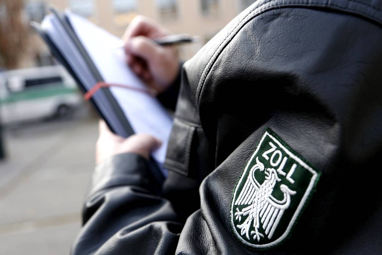  Bild-UnterzeileDer Zoll prüft Arbeitgeber auf Schwarzarbeit, Lohn-Prellerei und Betrug bei der Sozialversicherung. Doch im Gastgewerbe waren die Beamten 2016 viel zu selten unterwegs, kritisiert die Gewerkschaft NGG. 