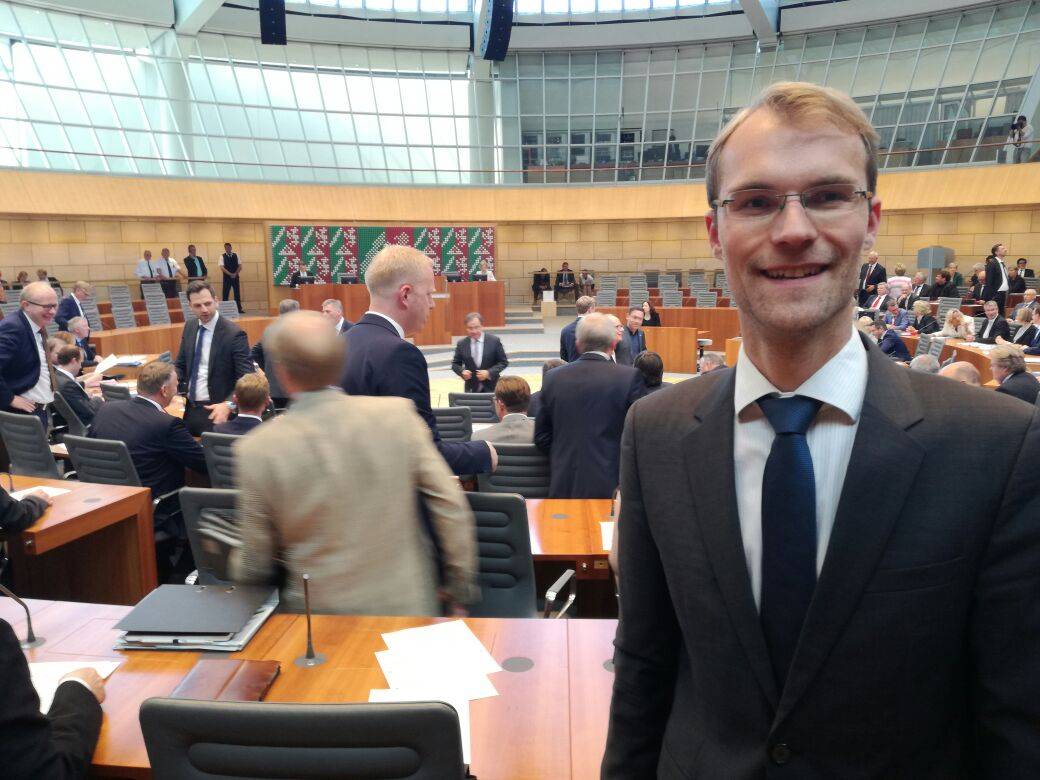  Dr. Christian Untrieser, MdL im Plenarsaal (Landtag NRW). 