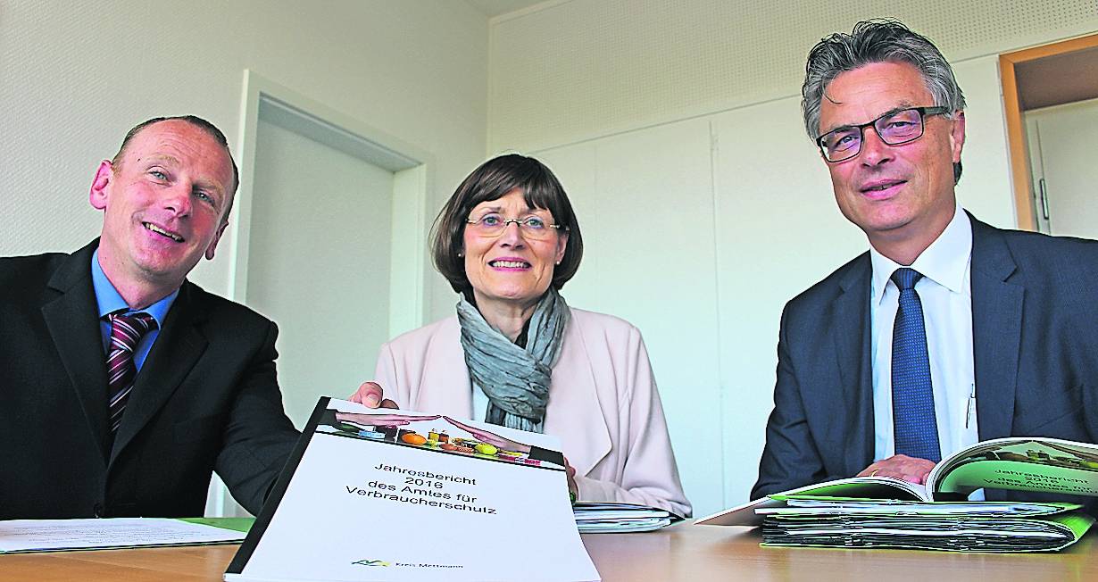  Stellen gemeinsam den Jahresbericht vor: Ralf Hermann und Dorothea Stangier vom Amt für Verbraucherschutz sowie Ordnungsdezernent Nils Hanheide. 