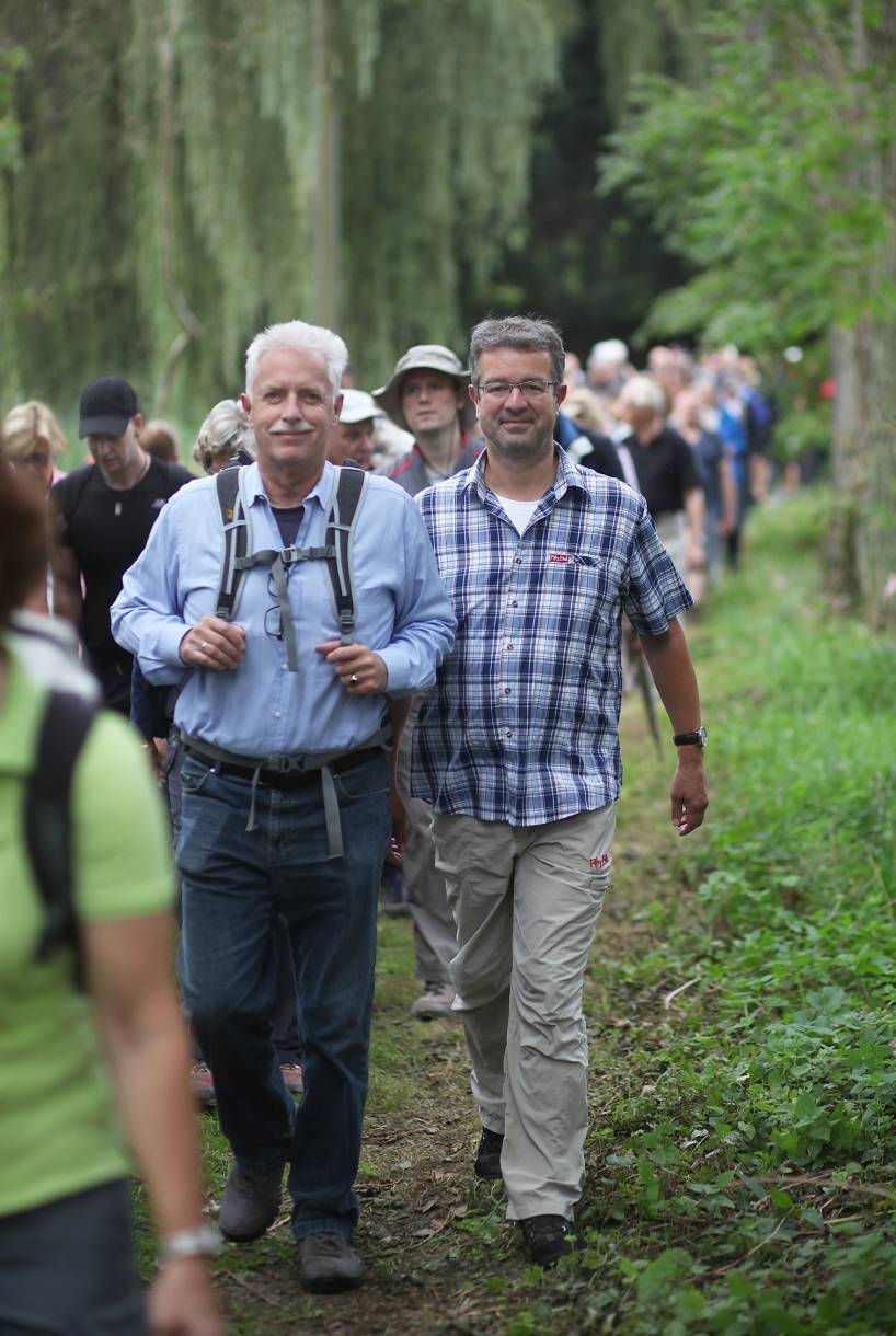 Landrat Thomas Hendele und Wanderpate Manuel Andrack führen „Von Hof zu Hof“