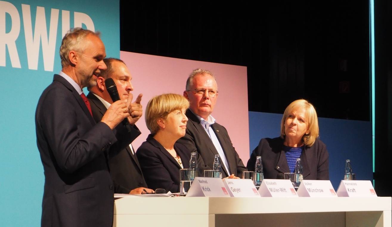  Die Direktkandidaten der SPD im Kreis Manfred Krick, Jens Geyer, Elisabeth Müller-Witt und Volker Münchow (v.l.n.r.) mit Hannelore Kraft in der Neandertalhalle. 