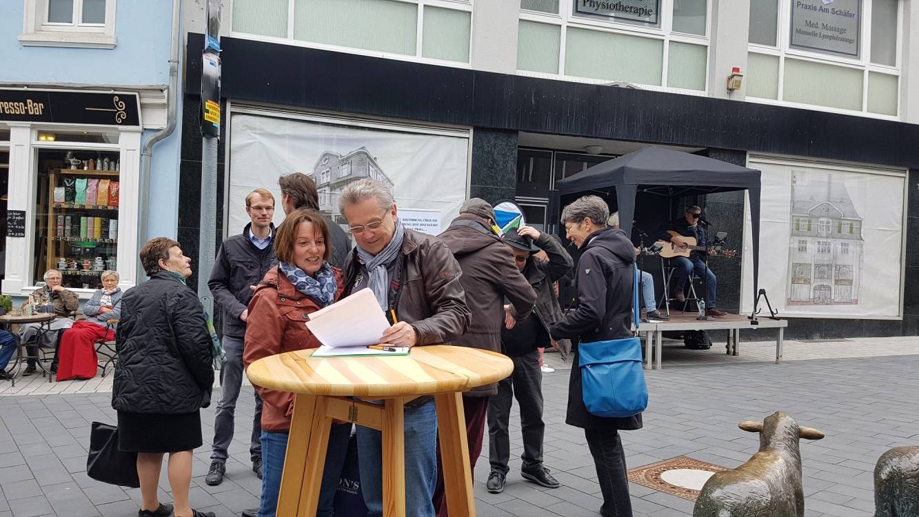  Auch Bürger, die sich deutlich für die Sperrung aussprechen, nehmen an der Unterschriftenaktion der Werbegemeinschaft teil. Der Tenor ist deutlich: Wir wollen selbst entscheiden! 