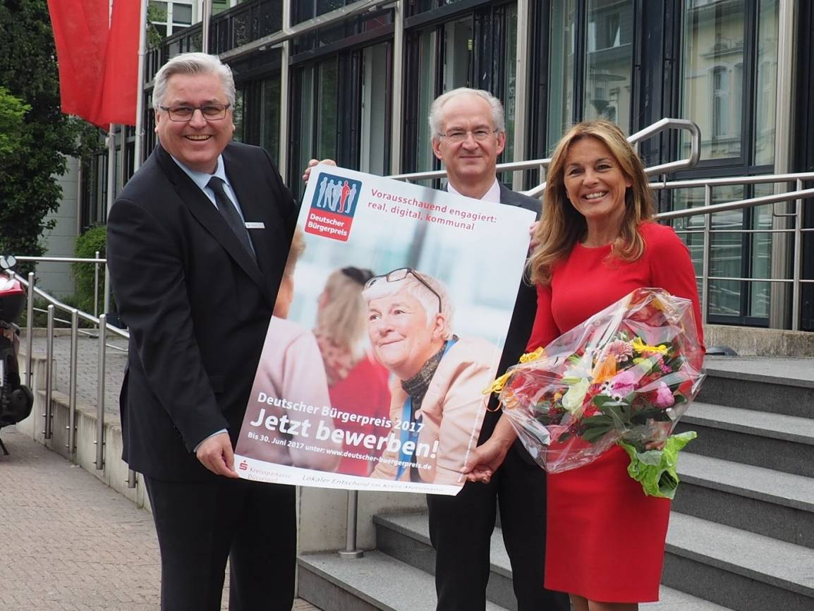  Die Kreissparkassen Filialdirektoren Hans Werner Fritze und Wolfgang Soldin werben mit der Bundestagsabgeordneten Michaela Noll für die nächste Runde des Deutschen Bürgerpreises. 