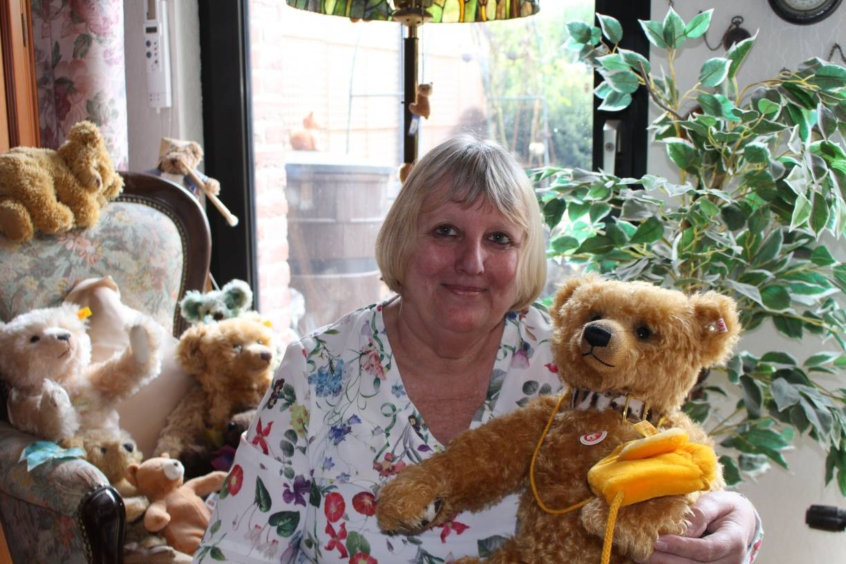  Brigitte Kursawe und Bär Pitty freuen sich auf die Eröffnung des Bärenhauses. 