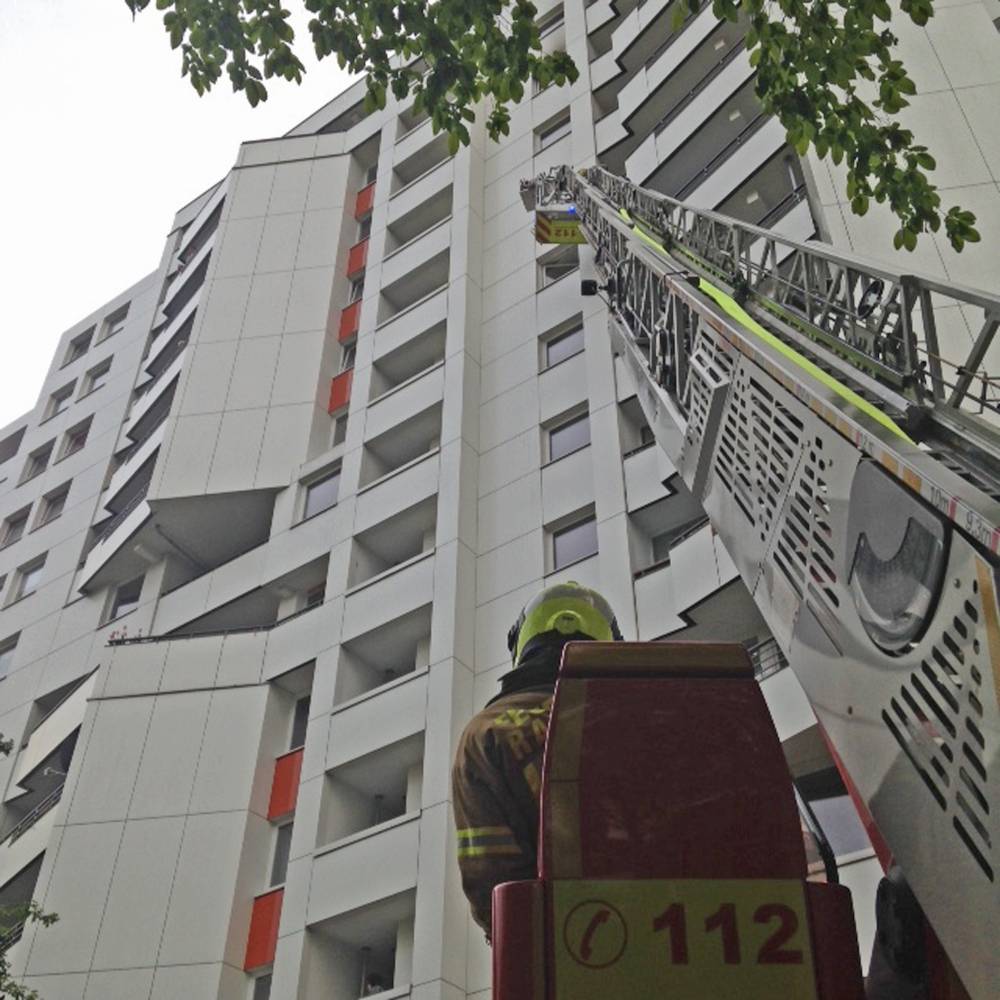 Schwere Brandstiftung in einem Hochhaus in West