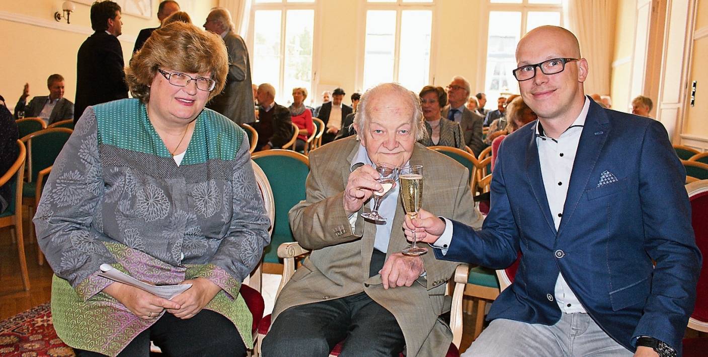  Wurde für 65 Jahre Mitgliedschaft geehrt: Hans-Georg Marlitz. Die Stellvertretende Kreisvorsitzende Michaela Detlefs-Doege und Stadtverbandsvorsitzender Fabian Kippenberg gratulierten dem Jubilar. 