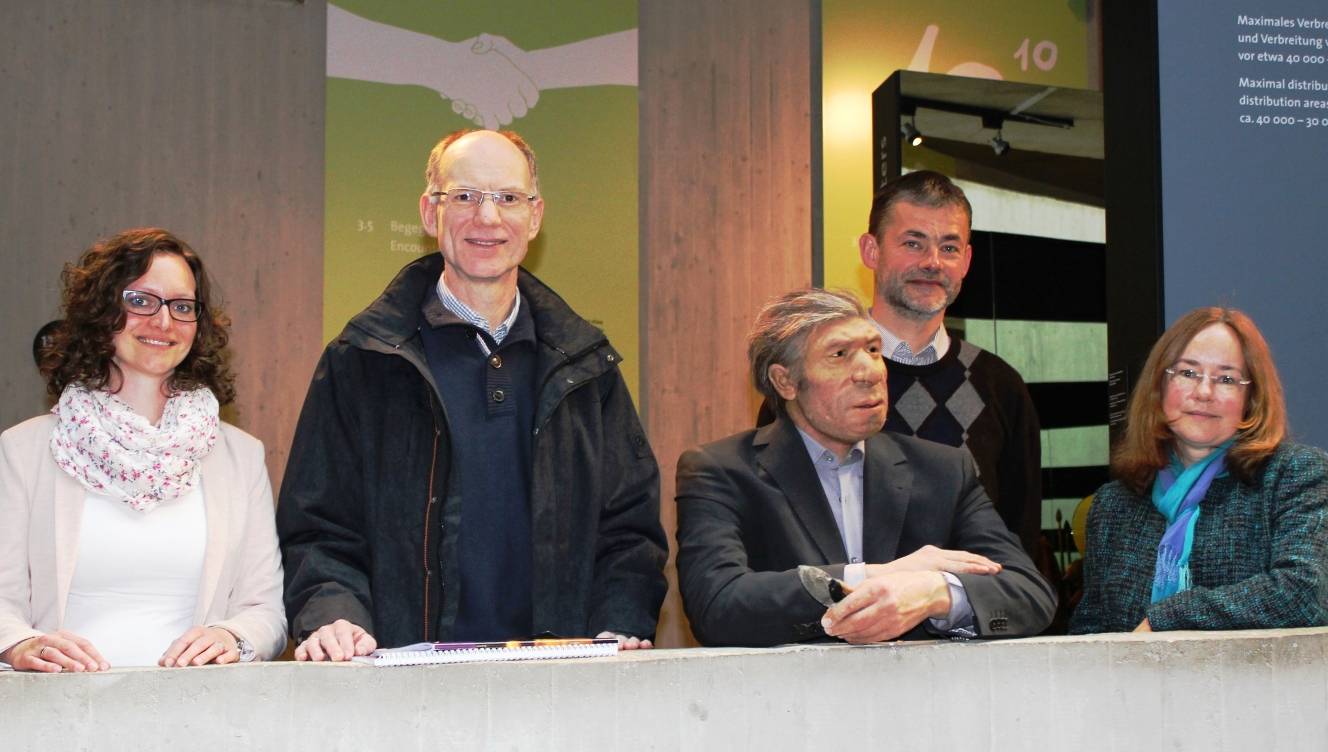  Die Leiterin des Katholischen Bildungswerks, Julia Schaffeld, Dirigent Peter Gierling, Regionalkantor Matthias Röttger Ulrike Krautz, Marketing Neanderthal Museum (v. l.). 