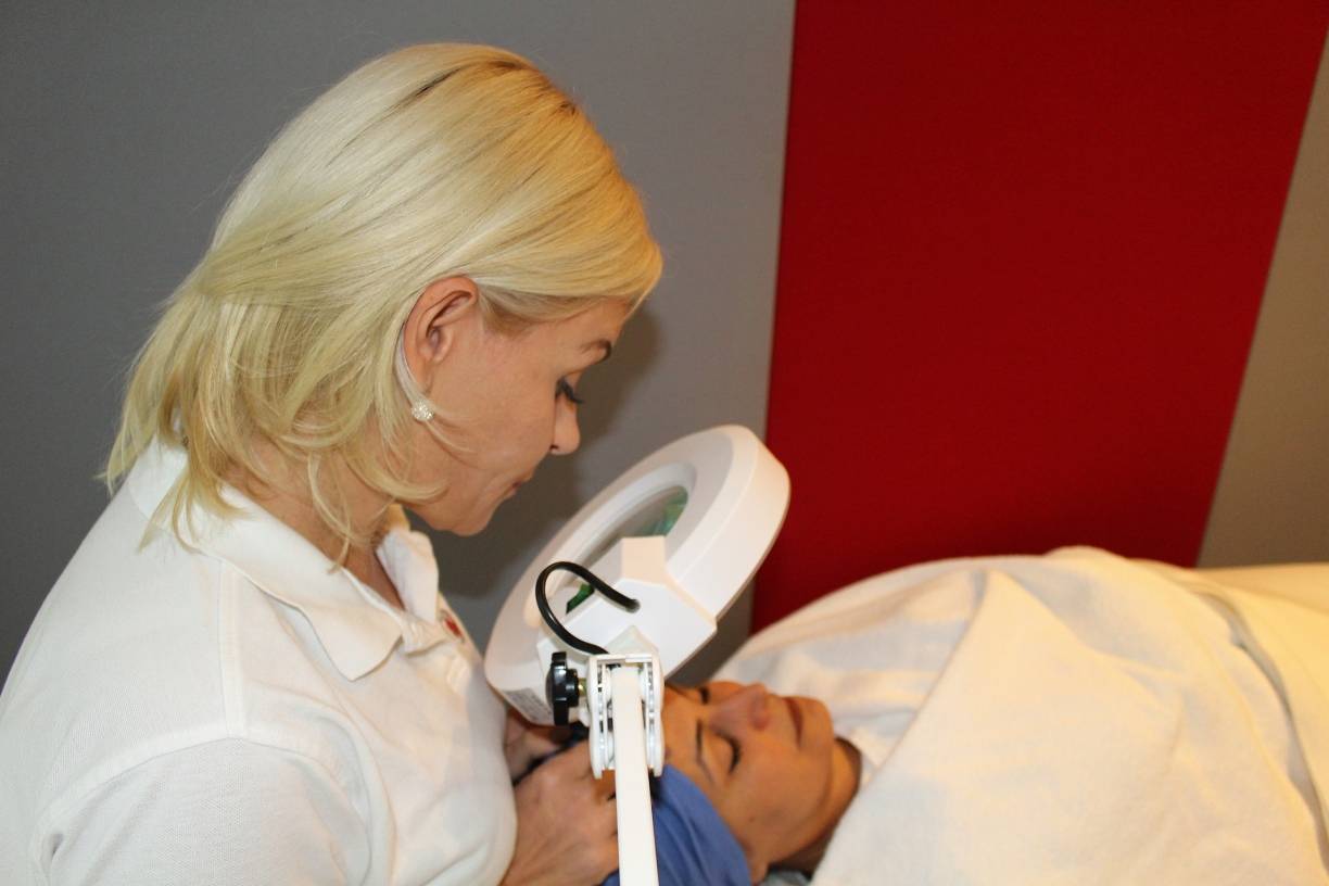 Die geschulte Kosmetikerin Alicja Reichling kennt sich mit den unterschiedlichen...