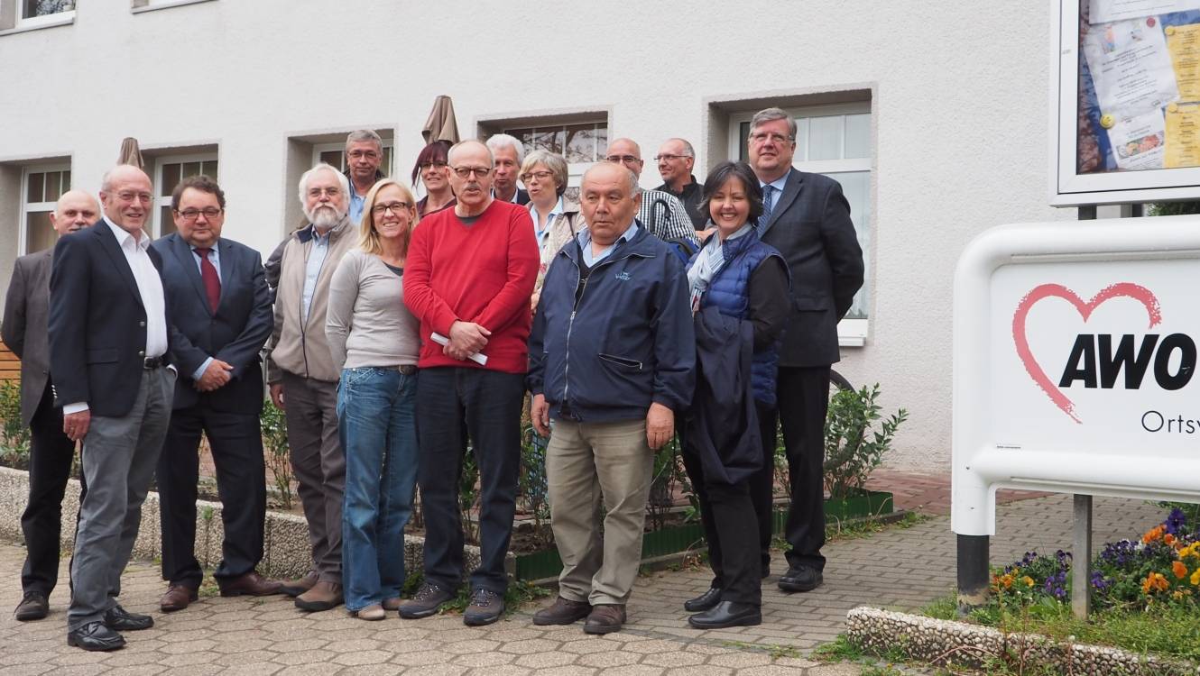  Dr. Claus Eppe, Geschäftsführer der Projektgruppe Quartier im Ministerium für Stadtentwicklung NRW (hinten rechts) mit den Initiatoren der AWO, dem stellv. Bürgermeister Berthold Becker und Teilnehmern der neuen Nachbarschaft Mettmann Mitte. 