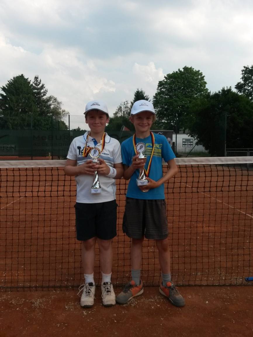  Sieger Kilian Verstynen (TC Metzkausen) und der andere Finalist Carl Masberg (Düsseldorfer SC/rechts). 
