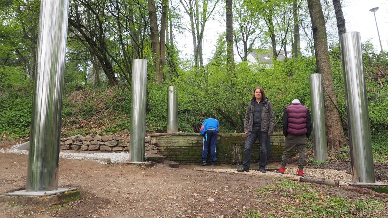 Skulpturen und Quelle in neuem Glanz