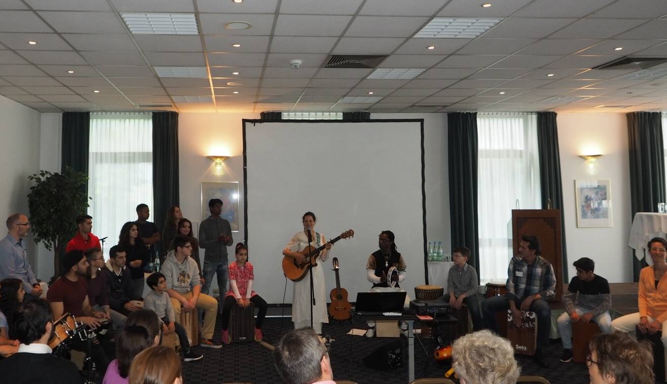  Nach einem Begrüßungscafé und Vorstellung der Infomeile startete die diesjährige Integrationskonferenz mit Musik der Flüchtlingsinitiative Ihla aus Velbert, die eine Kinder-Trommelgruppe ins Leben gerufen hat.  