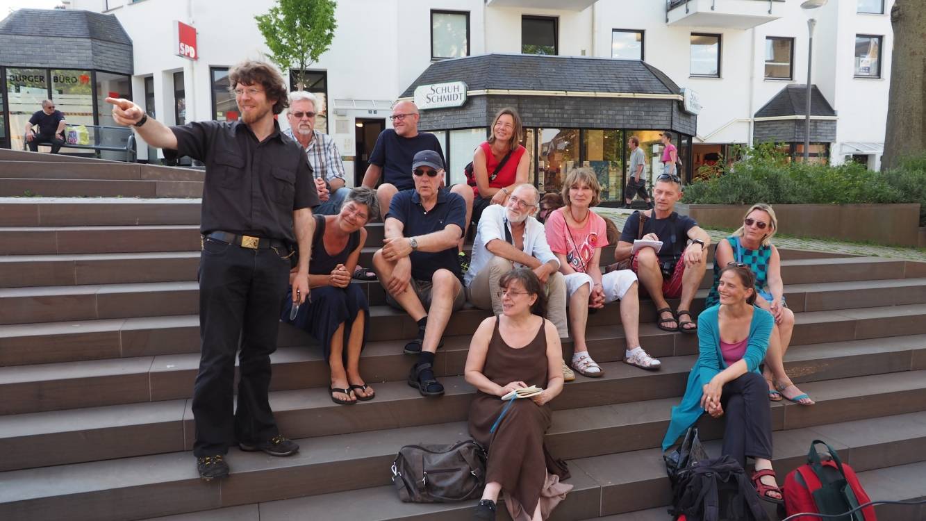  Philip Heldt bei der Einführung zum ökologischen Stadtrundgang. 