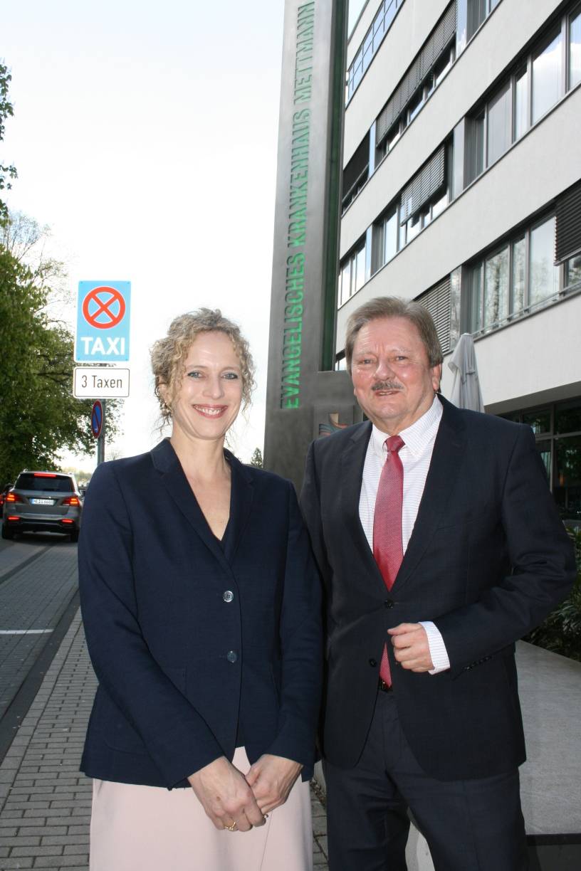  Die neue Chefärztin der Gynäkologie und Geburtshilfe, Dr. Ulrike Müller, und der Klinikleiter des EVK, Bernd Huckels. 