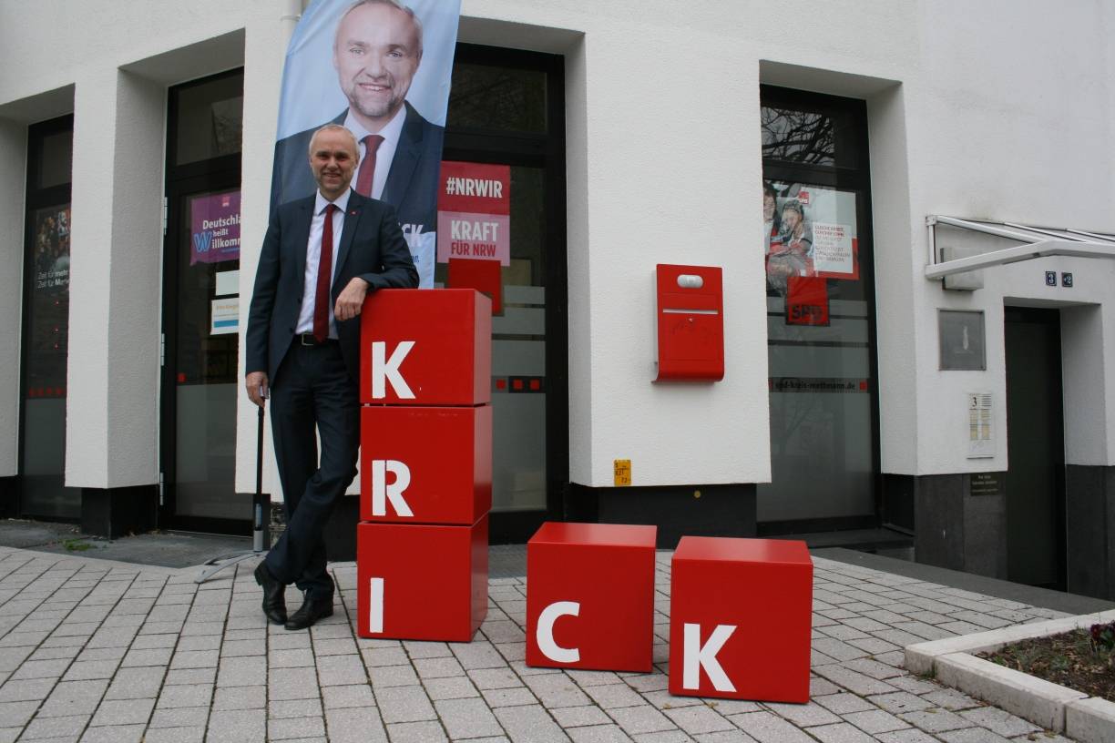  Im Wahlkampfmodus: Manfred Krick vor seinem Wahlkreisbüro am Lavalplatz. 