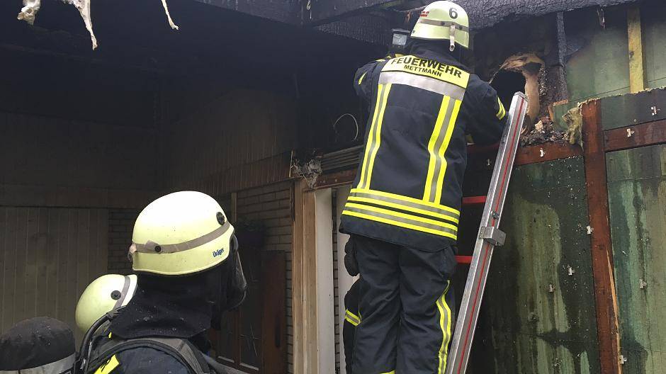 Brand eines hölzernen Wintergartens in Mettmann