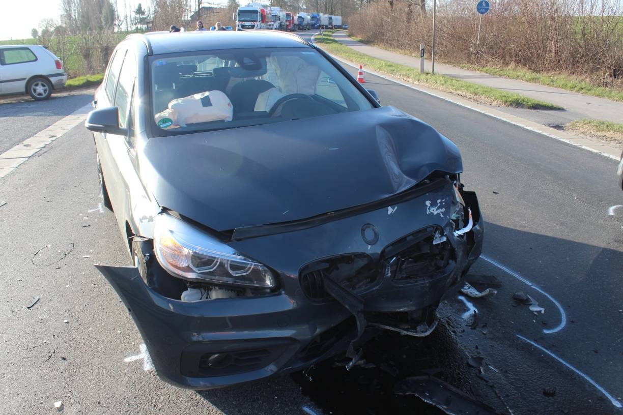 Verkehrsunfall mit zwei leicht Verletzten und hohem Sachschaden in Mettmann