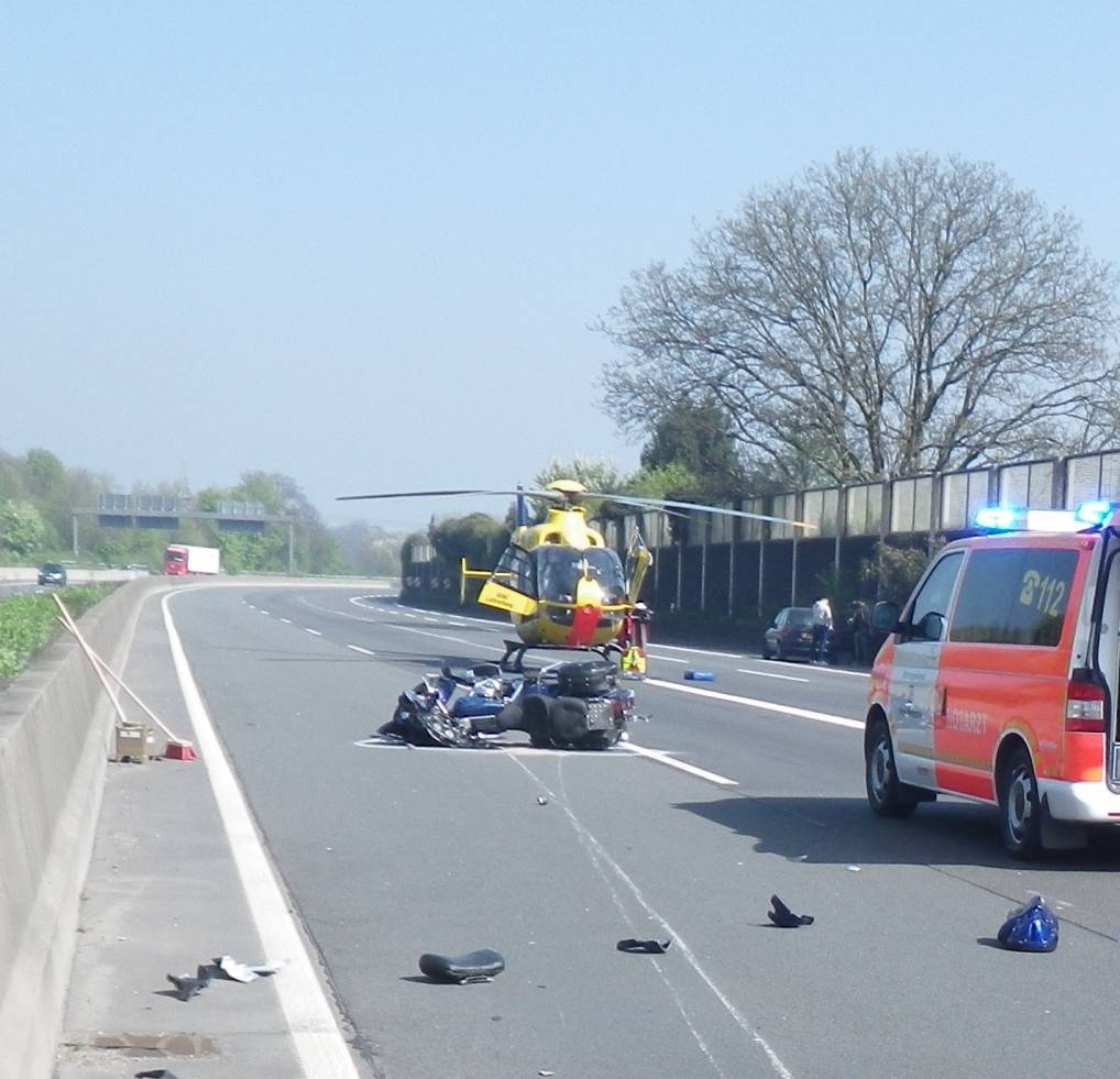  Der Fahrer geriet mit seiner Maschine an die Betonwand des Mittelstreifens und stürzte. 
