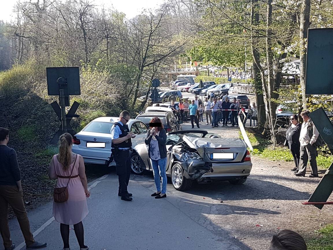 Auto auf den Schienen geparkt und vom Zug erfasst