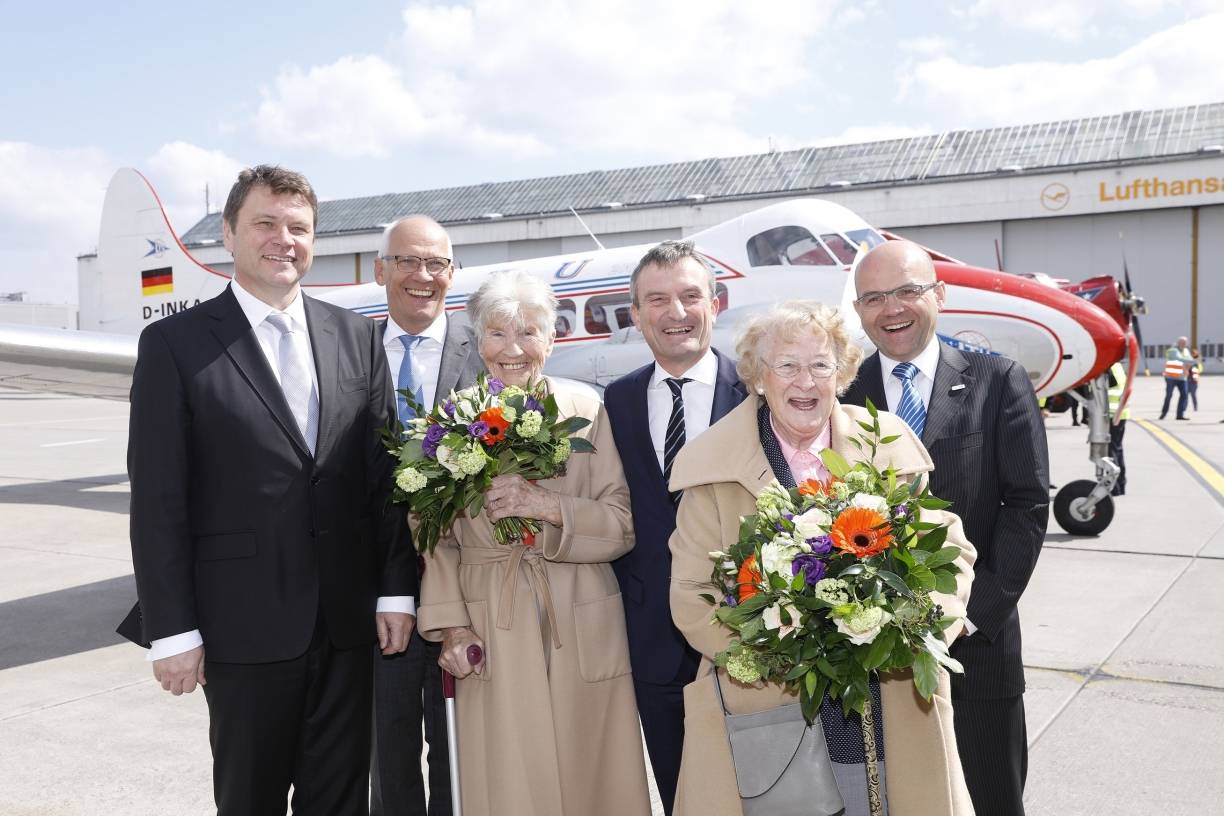  Thomas Schnalke (Sprecher der Geschäftsführung Düsseldorf Airport), Michael Hanné (Geschäftsführer Düsseldorf Airport), Zeitzeugin Hildegard Mogdanz, Thomas Geisel (Oberbürgermeister der Stadt Düsseldorf und Aufsichtsratsvorsitzender Düsseldorf Airport), Zeitzeugin Annelore Pasternak und Dr. Martin Kirchner-Anzinger (Geschäftsführer Düsseldorf Airport). 