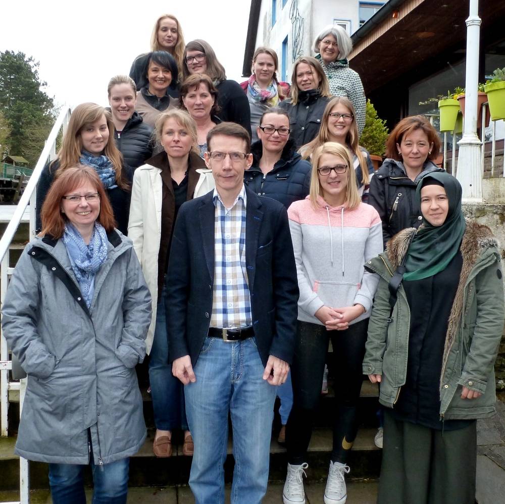  Referent Dr. Michael Hipp, Psychiater im sozialpsychiatrischen Dienst des Kreisgesundheitsamtes in Hilden und die Teilnehmerinnen aus „Seele stärken im Kindergarten“. 